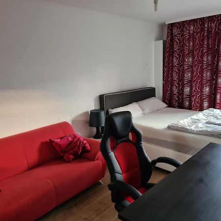Sehr Schoene Drei Zimmer Deluex Wohnung In 진델핑겐 외부 사진