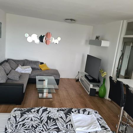 Sehr Schoene Drei Zimmer Deluex Wohnung In 진델핑겐 외부 사진