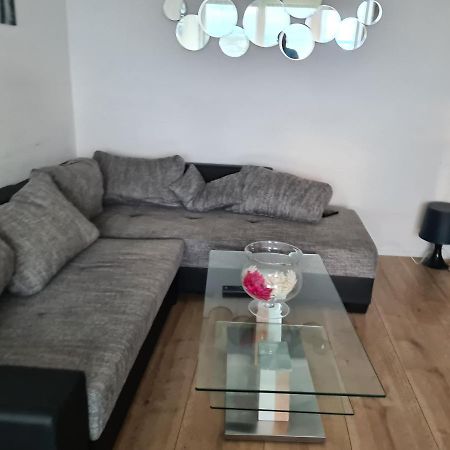 Sehr Schoene Drei Zimmer Deluex Wohnung In 진델핑겐 외부 사진