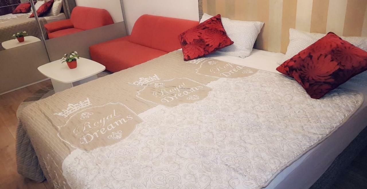 Sehr Schoene Drei Zimmer Deluex Wohnung In 진델핑겐 외부 사진
