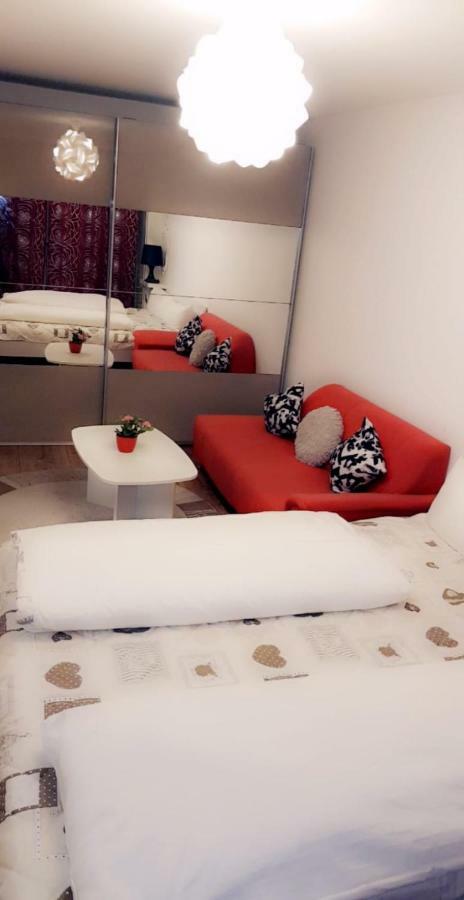 Sehr Schoene Drei Zimmer Deluex Wohnung In 진델핑겐 외부 사진