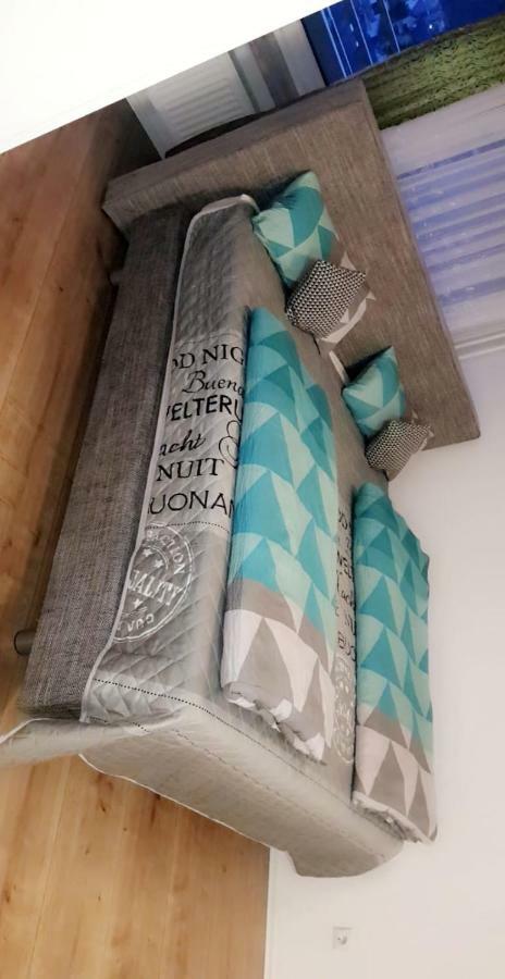 Sehr Schoene Drei Zimmer Deluex Wohnung In 진델핑겐 외부 사진